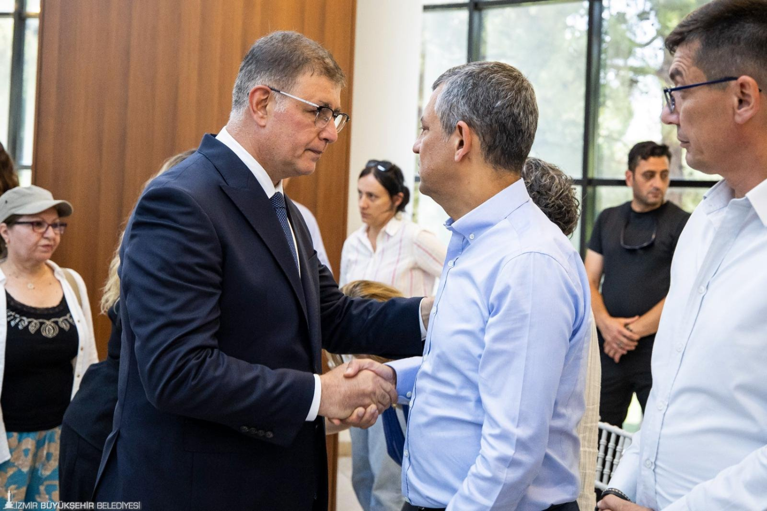 Merhum Başkan Zeyrek’in ailesi ile CHP Lideri Özel taziyeleri kabul etti